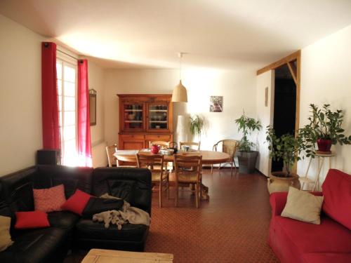 ein Wohnzimmer mit einer Couch und einem Tisch in der Unterkunft Gîte en Ardèche Méridionale - Les Berbéris in Chandolas