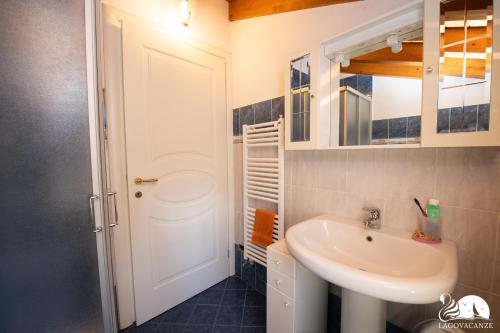 y baño con lavabo y espejo. en Villa San Martino, en San Martino della Battaglia