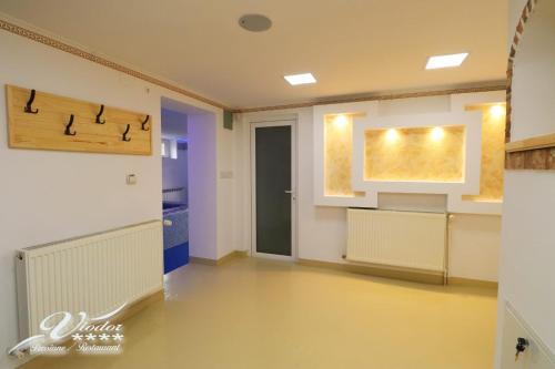 Cette grande chambre dispose d'une cuisine et d'un couloir. dans l'établissement Pensiunea Viodor, à Vatra Dornei