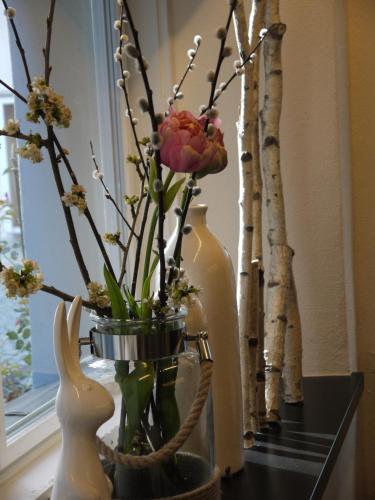 a vase with flowers in it on a table at Hotel Ratsstuben in Lindau