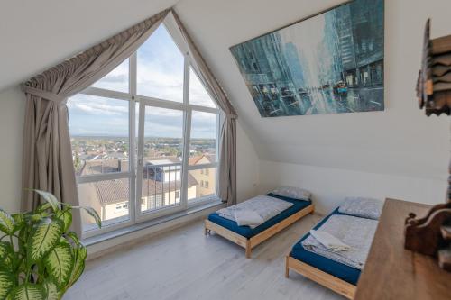 uma sala de estar com uma grande janela e um sofá em The Beverly Hills of Frankfurt in Hofheim Penthouse or Garden em Hofheim