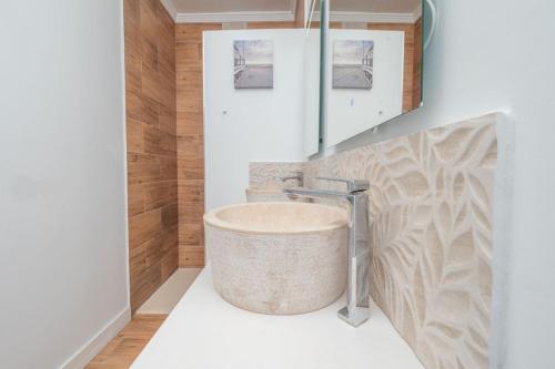 een badkamer met een groot stenen bad in de hoek bij Villa Leonie, private pool, jacuzzi, 8p in Orba