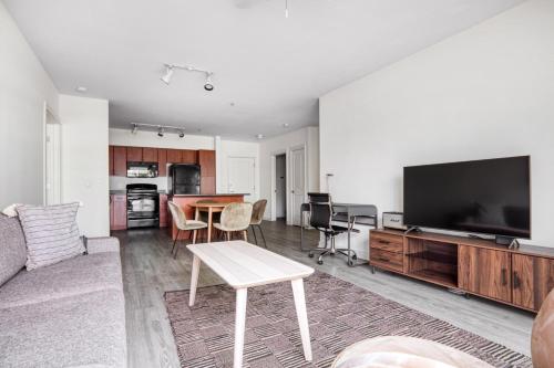 Fotografie z fotogalerie ubytování Downtown Bellevue 2BR w WD Storage nr Shops SEA-222 v destinaci Bellevue