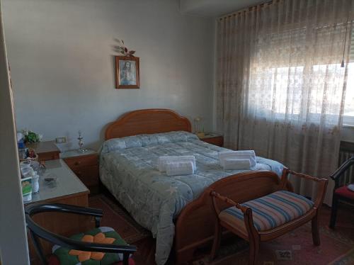 una camera con un letto e due sedie e una finestra di Casa Jesús a Sarria