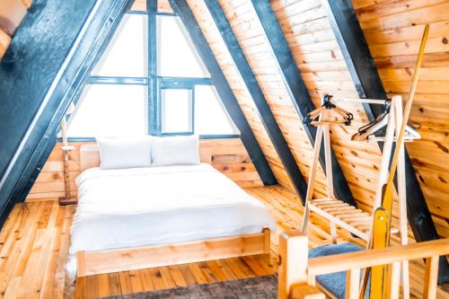 a bed in a room with a window at AYBELYA TATİL KÖYÜ in Bafra