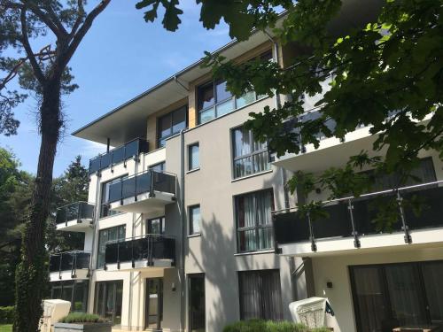 Una vista exterior de un edificio con balcones. en Dünenhaus Aurell, en Heringsdorf