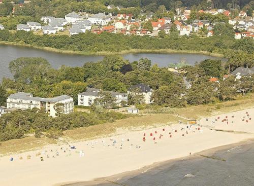 un grupo de personas en una playa cerca del agua en Dünenhaus Aurell, en Heringsdorf