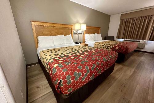 una habitación de hotel con 2 camas en una habitación en Wingate by Wyndham New Castle - Glenwood Springs, en New Castle