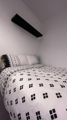 Llit o llits en una habitació de Filton 6 BDR House for contractors & families.
