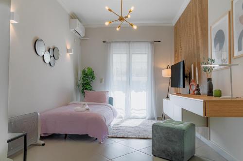 1 dormitorio con cama rosa y ventana en Sunny & Modern apt for 3 persons, en Atenas