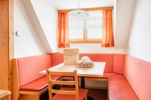 mały stół i krzesła w pokoju w obiekcie Binderhof w mieście Weisspriach