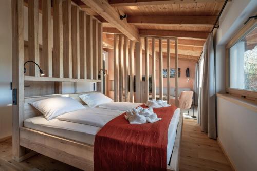 um quarto com uma cama grande e uma janela em Forstgut Luxuschalets em Regen