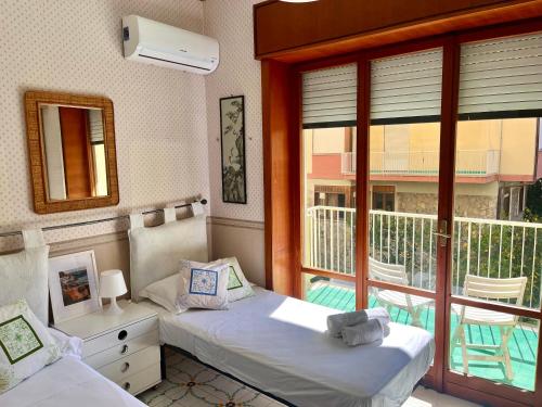 Ένα ή περισσότερα κρεβάτια σε δωμάτιο στο Sorrento Home Pool family BIG appartament in Sorrento center