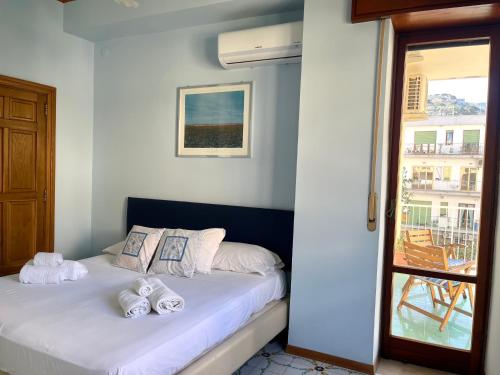 een slaapkamer met 2 bedden en handdoeken bij Sorrento Home Pool family BIG appartament in Sorrento center in Sorrento