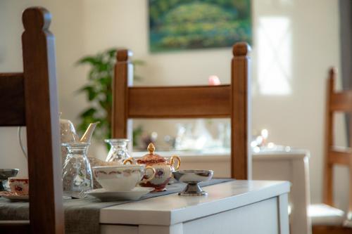 - une table avec un service à thé dans l'établissement B&B Quattro Stagioni Charme and Wellness, à Besnate