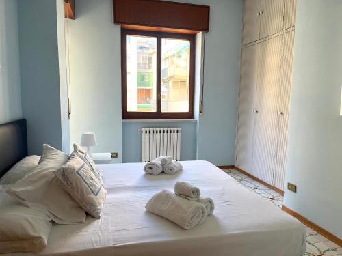 Ένα ή περισσότερα κρεβάτια σε δωμάτιο στο Sorrento Home Pool family BIG appartament in Sorrento center