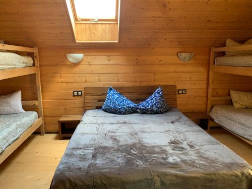Postel nebo postele na pokoji v ubytování Guest House Pid Dubom Карпати Під Дубом