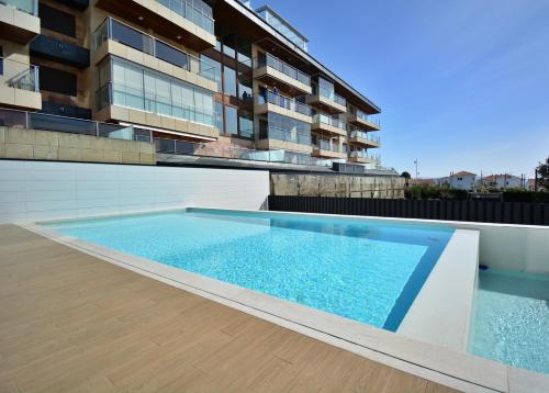 basen na dachu budynku w obiekcie GALIHOST - Apartamento con piscina en Canelas, Sanxenxo w mieście Sanxenxo