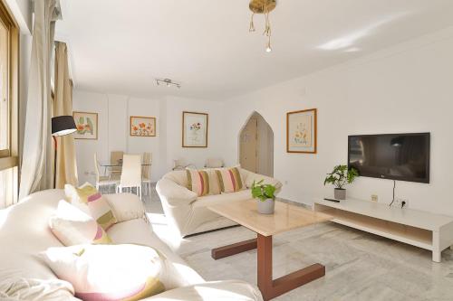 Televízia a/alebo spoločenská miestnosť v ubytovaní C9 Roomy Luminous 5 Bedroom in Town