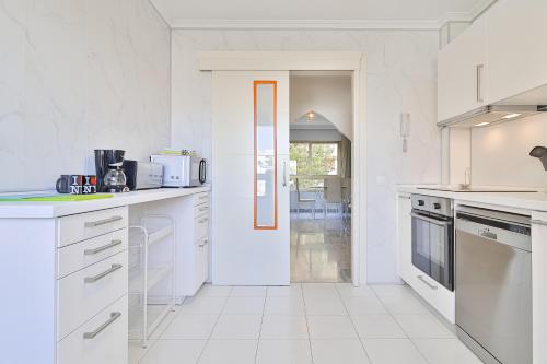 Kuchyňa alebo kuchynka v ubytovaní C9 Roomy Luminous 5 Bedroom in Town