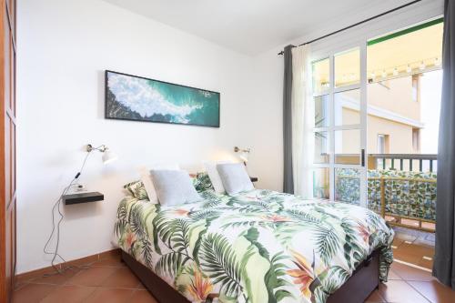 sypialnia z łóżkiem i oknem w obiekcie Home2Book Stunning Sea View Santa Úrsula w mieście Santa Úrsula