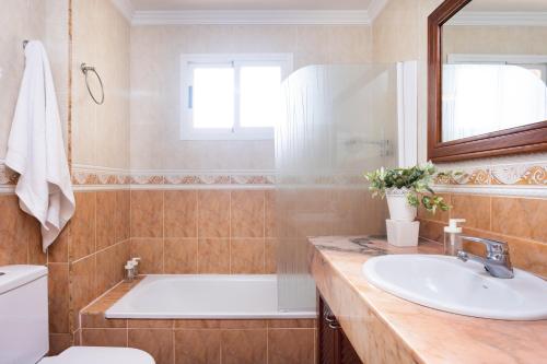 uma casa de banho com uma banheira e um lavatório em Home2Book Stunning Sea View Santa Úrsula em Santa Úrsula