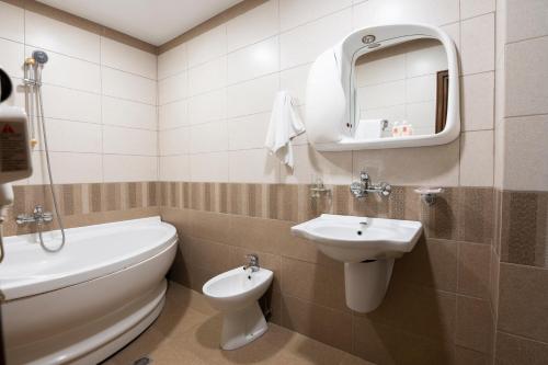 Bilik mandi di Hotel Slaviani