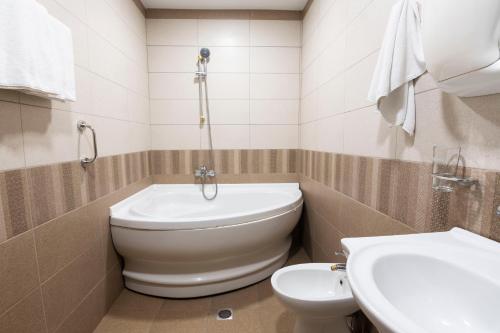 Bilik mandi di Hotel Slaviani