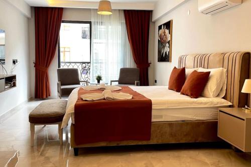 um quarto com uma cama grande e cortinas vermelhas em Luxury Apartment in the Cordonn Residence City Center em Fethiye