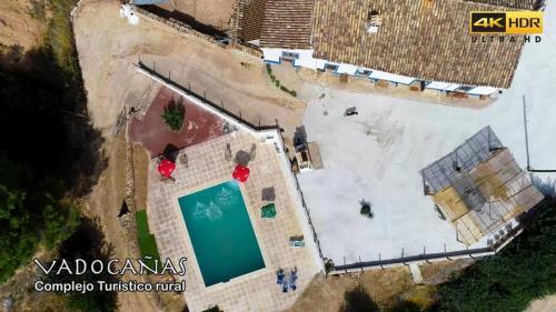 una vista aérea de un edificio con piscina en Casa rural Bolero-Vadocañas, 