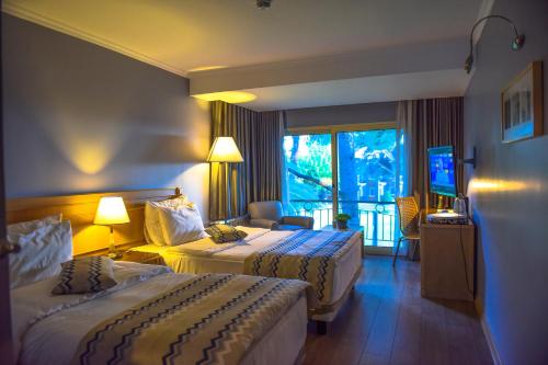 Llit o llits en una habitació de Denizatı Plus Hotel