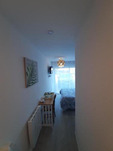 Cette chambre dispose d'un lit et d'une table. dans l'établissement Chambre de L'ESTUAIRE, à Anglade