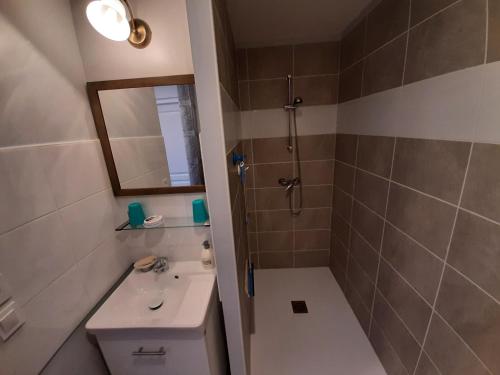 une salle de bain avec une douche, des toilettes et un lavabo dans l'établissement Chambre de L'ESTUAIRE, à Anglade