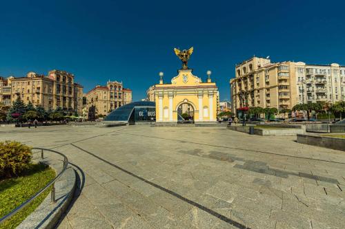 a building with a statue in the middle of a city at Однокімнатні апартаменти на Майдані, дистанційне заселення 24х7 in Kyiv