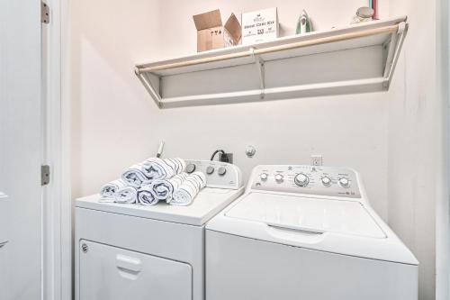 eine Waschküche mit Waschmaschine und Trockner in der Unterkunft Chillin' Channelside in Padre Island