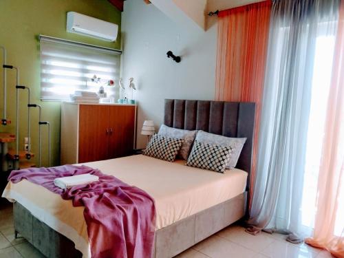 A bed or beds in a room at Vacations in Patra Studios