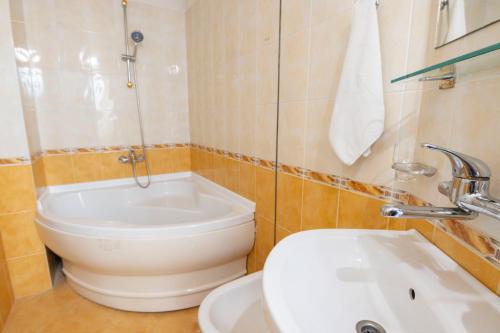 Bilik mandi di Hotel Slaviani