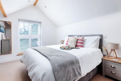 A bed or beds in a room at Beach Lovers Paradise in Portreath - With Sea Views & Log Burner just 100m from beach