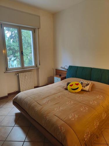 een slaapkamer met een bed met een frisbee erop bij Lara's House in Verona