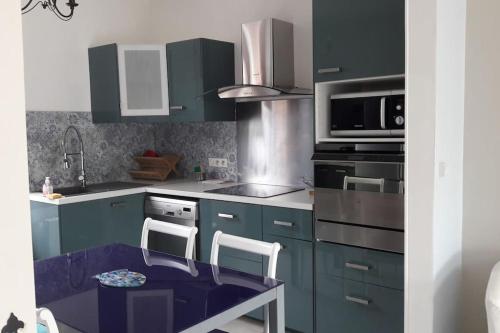 Η κουζίνα ή μικρή κουζίνα στο Maison avec grand jardin et terrasse dans quartier de la Bénédictine