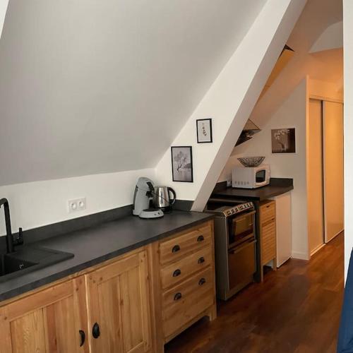 une cuisine avec un évier et un plan de travail dans l'établissement En plein centre de Dinan, à Dinan