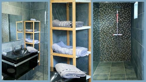 La salle de bains est pourvue d'une douche et d'étagères avec des serviettes. dans l'établissement Villa K'Line - Piscine privée, magnifique vue mer aux Trois-Ilets, à Les Trois-Îlets