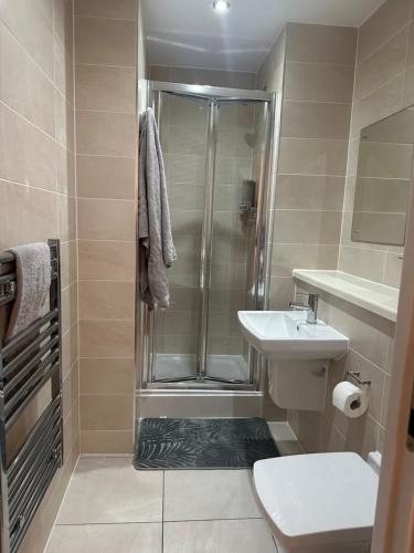 a bathroom with a shower and a sink and a toilet at X1 Humble Abode in Manchester