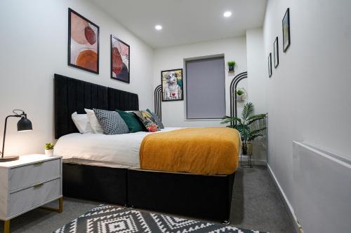 een slaapkamer met een groot bed en een spiegel bij Spacious Luxury Apartment in Stevenage, Sleeps 6, with Free Parking, and Free Wi-Fi in Stevenage