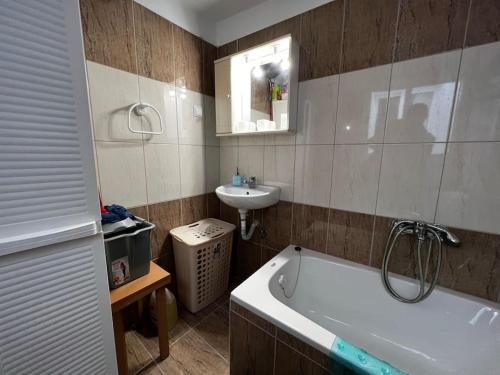 Ένα μπάνιο στο Your Home in the city center by GG