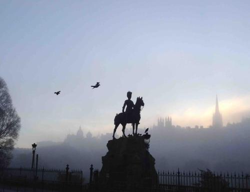 una estatua de un hombre montando un caballo en la niebla en The Coorie Inn @ Portobello, Edinburgh’s Seaside., en Edimburgo