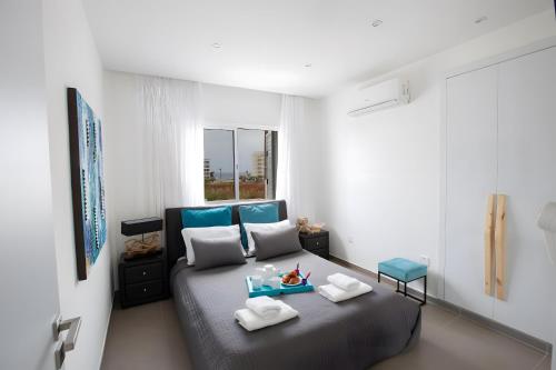 una camera con un letto e un vassoio di Sun & Sea Seaview Apartment a Protaras