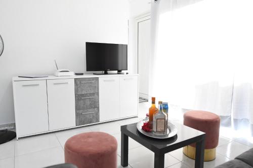TV a/nebo společenská místnost v ubytování Ti K'Line - Grand Appartement de standing aux Trois Ilets