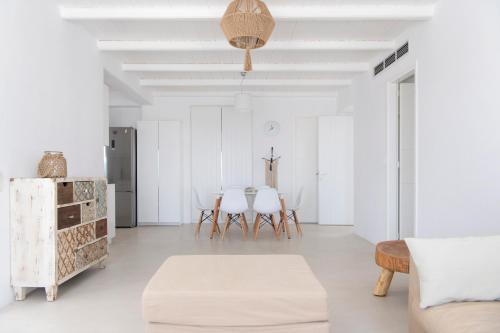 a white living room with a couch and chairs at White Santa Maria Villa in Santa Maria