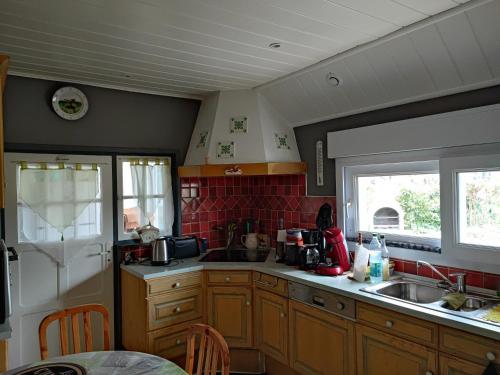 Una cocina o cocineta en Le Vieux Logis